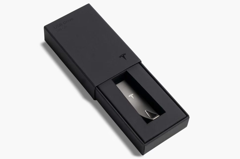 USB-накопитель от компании Тесла в коробке