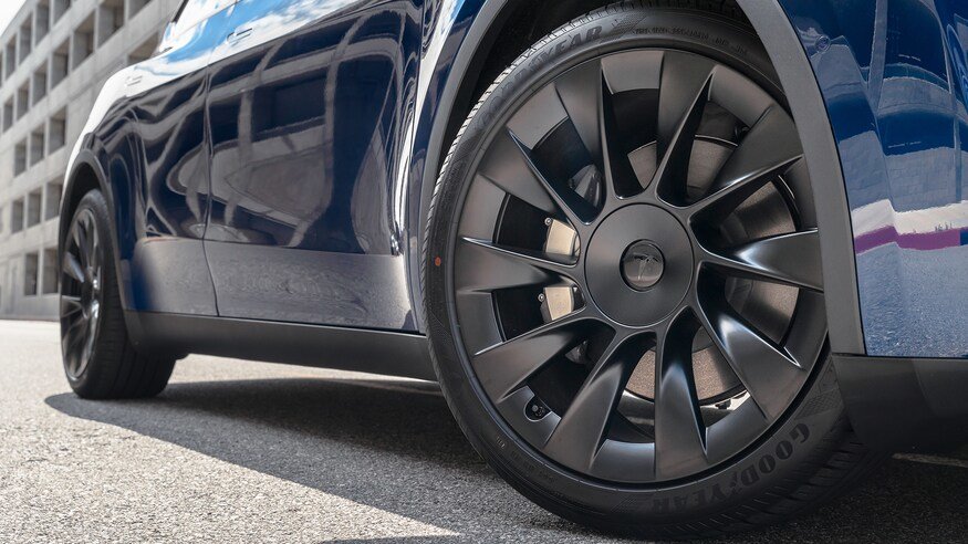 Передние и задние шины Tesla Model Y