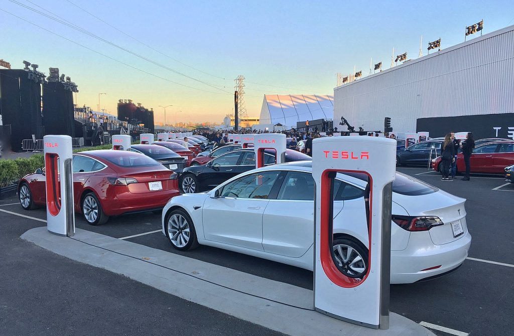 электроавтомобили Тесла Model 3 на зарядке